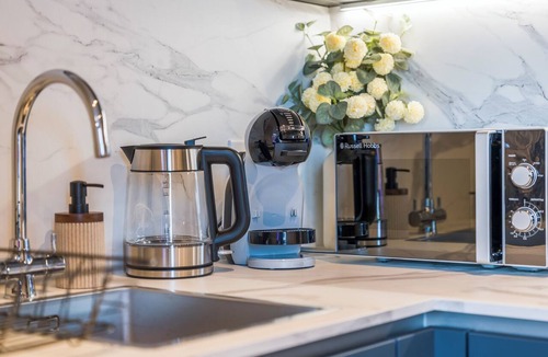 Marlborough Apartment | Central Harrow Balcony Sleeps 6 10 Mins To Wembley