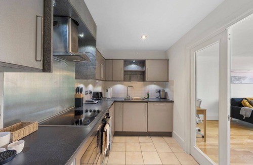 Vauxhall Apartment | Central London 2BR Balcony River Views Sleeps 5