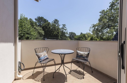 San Anselmo House | Centrally located Craftsman home