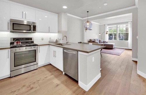 Airport Area Condo | Centrally Located Resort-Style Living with Office