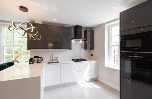 St. Johns Wood Apartment | Centre London Flat 2BDR 1.5 Bath Hot tub AC 49" HDTV WIFI Sleeps 4 Family only