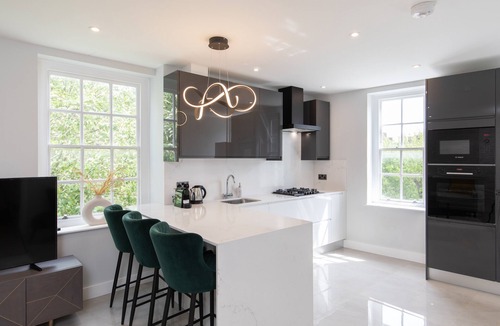 St. Johns Wood Apartment | Centre London Flat 2BDR 1.5 Bath Hot tub AC 49" HDTV WIFI Sleeps 4 Family only