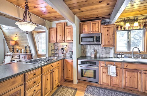 Whispering Forest Cabin | 'Château Forêt' in Big Bear w/Hiking Trail Access