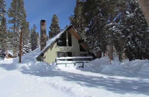 Mammoth Lakes Ski Chalet | Chalet #15, Charming Ski in/Ski Out Steps to the