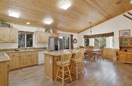 Upper Moonridge Cabin | Chalet d'Or~ Log Cabin Retreat~ Jetted Spa Tub~