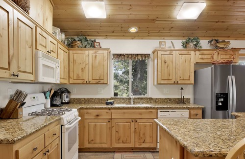 Upper Moonridge Cabin | Chalet d'Or~ Log Cabin Retreat~ Jetted Spa Tub~