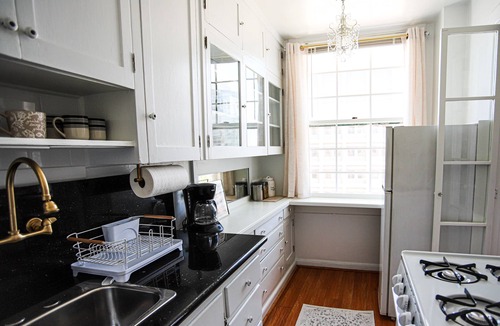 East Village Apartment | Chambre de Bonne in Downtown Long Beach across from the Convention Center~