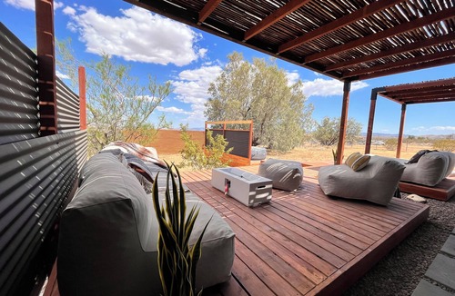 Yucca Valley House | Champagne Supernova Modern Desert Chic w/Stunning views.Hot Tub & Pool Table!