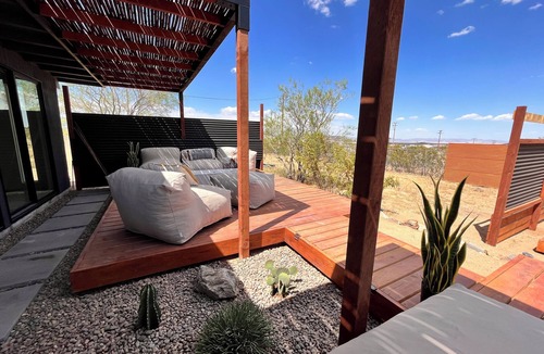 Yucca Valley House | Champagne Supernova Modern Desert Chic w/Stunning views.Hot Tub & Pool Table!