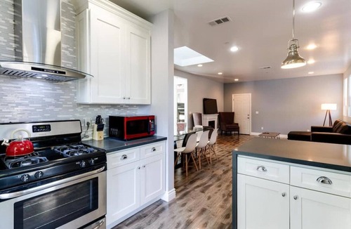Lake Balboa House | Charmer near all LA Attractions
