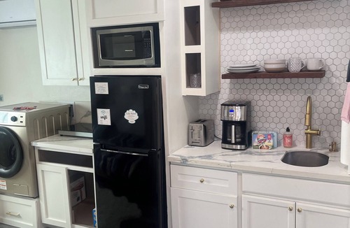 Rio Linda Cottage | Charming 1-bedroom cottage in pleasant Rio Linda with WiFi, AC