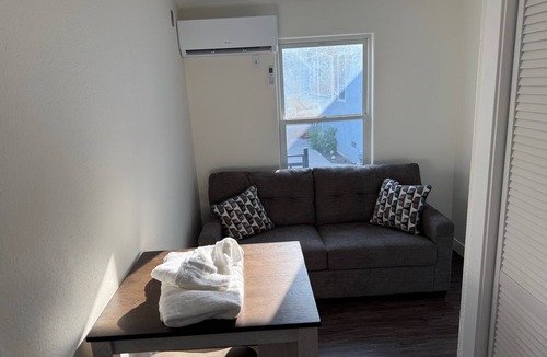 El Monte House | Charming 1-bedroom house with WiFi and AC in El Monte