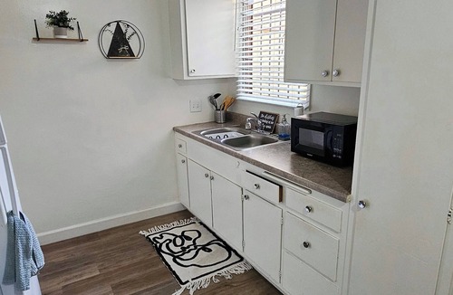 Koreatown Apartment | Charming 1-bedroom Apartment near Silverlake