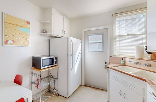 Ocean Park House | Charming 1 Bedroom Santa Monica Cottage 3 Blocks to beach!