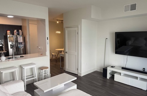 Downtown Apartment | Charming 1-bedroom apartment in amazing Santa Monica with WiFi, AC