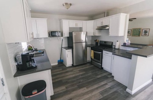 South Wrigley Apartment | Charming 2 bed 1 bath unit
