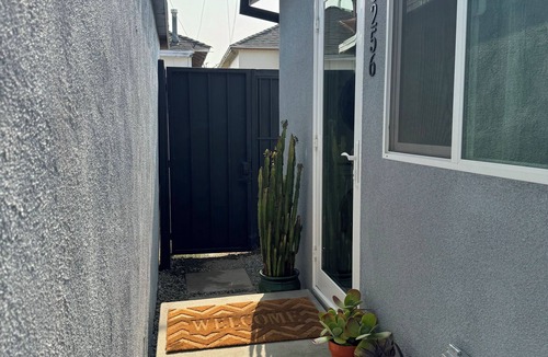 Boyle Heights House | Charming 2 bed/2 bath house near DTLA/Arts District/Pasadena/Dodgers Stadium