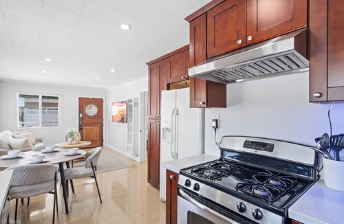 Sunset Beach House | Charming 2-bedroom house few step to Sand, near Down town Huntington Beach