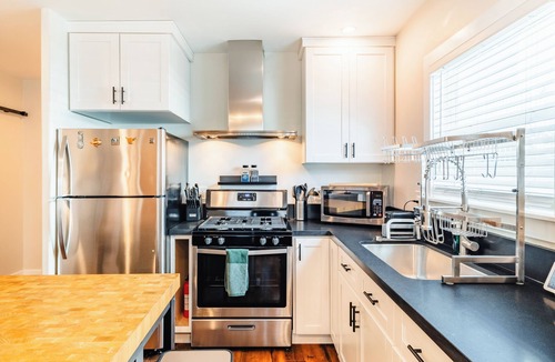 Alamitos Beach Apartment | Charming 2-Bedroom apartment/10-min walk to the Beach/Parking Stall/AC