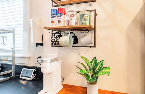 Alamitos Beach Apartment | Charming 2-Bedroom apartment/10-min walk to the Beach/Parking Stall/AC