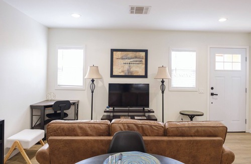 Ontario House | Charming 2-bedroom bungalow with AC, WiFi in welcoming Ontario