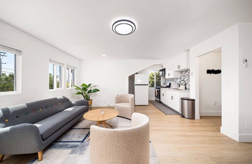 Alhambra House | Charming 2-Bedroom Family Home in LA/Great Location with Complimentary Parking!