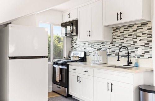 Alhambra House | Charming 2-Bedroom Family Home in LA/Great Location with Complimentary Parking!