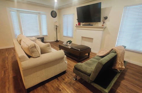 Los Angeles House | Charming 2-bedroom house with WiFi, AC in wonderful Inglewood near SOFI