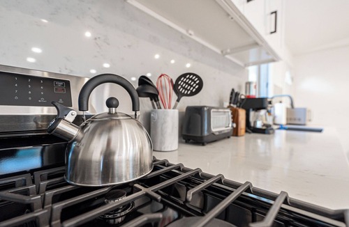 South San Gabriel House | Charming 2-bedroom house with WiFi and AC in Rosemead