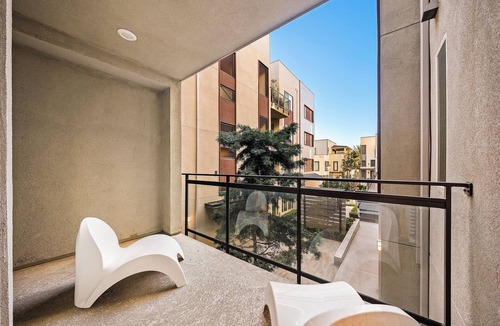 Airport Area Apartment | Charming 2-bedroom in Irvine Center