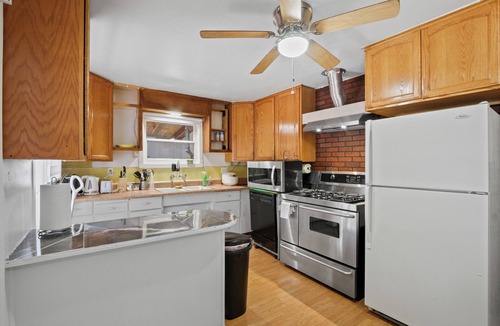 Ontario House | Charming 2-bedroom Pet-Friendly house Ontario FREE RV parking