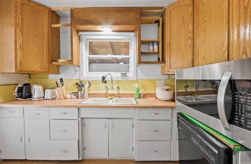 Ontario House | Charming 2-bedroom Pet-Friendly house Ontario FREE RV parking