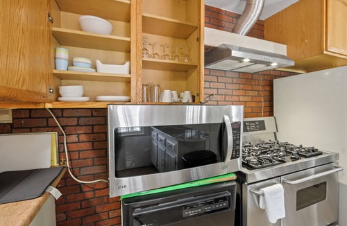 Ontario House | Charming 2-bedroom Pet-Friendly house Ontario FREE RV parking