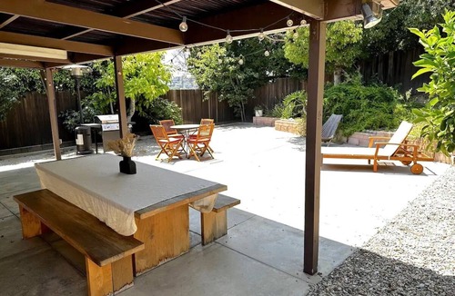 Silver Lake House | Charming 2-bedroom house with WiFi, AC in Los Angeles. 1,000 sq feet.