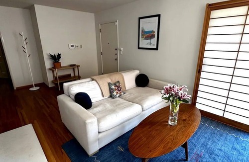 Silver Lake House | Charming 2-bedroom house with WiFi, AC in Los Angeles. 1,000 sq feet.