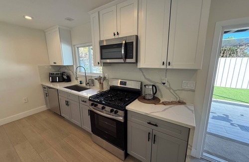 Reseda House | Charming 2-bedroom house with WiFi, AC in brilliant Los Angeles
