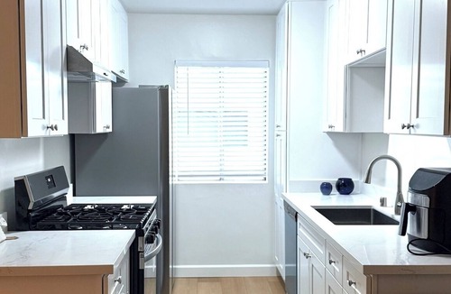 East Hollywood Apartment | Charming 2-bedroom apartment with WiFi, AC in lovely Los Angeles