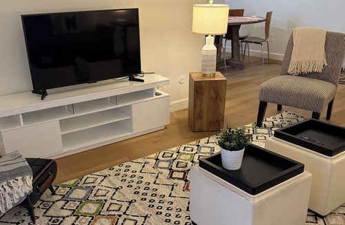 East Hollywood Apartment | Charming 2-bedroom apartment with WiFi, AC in lovely Los Angeles