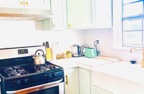 Larchmont House | Charming 2-bedroom Hollywood Cottage - Larchmont Village/Hollywood