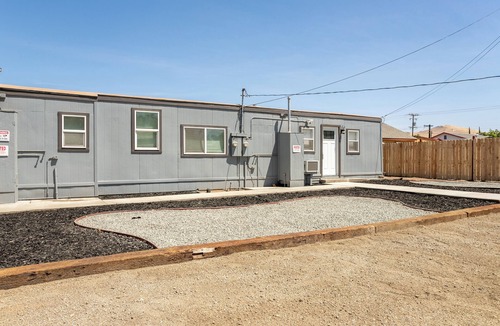 Porterville House | Charming 2-bedroom house with AC, WiFi in enchanting Porterville