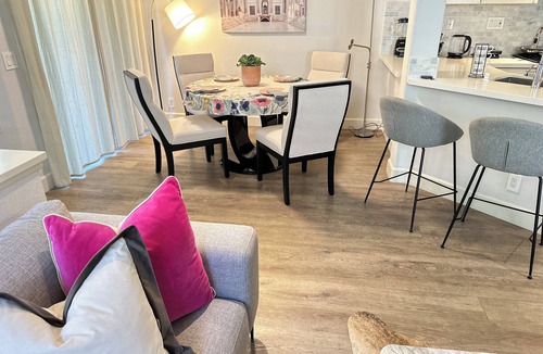 Oak Creek House | Charming 2B&3B townhome in Oak Creek Irvine