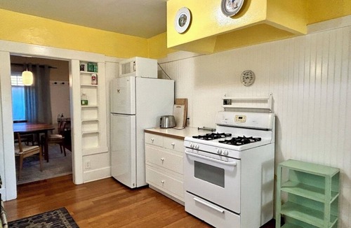 Silver Lake Apartment | Charming 2BR Cape in Silver Lake @ Sunset Junction- Sun Porch- 30 Night Minimum