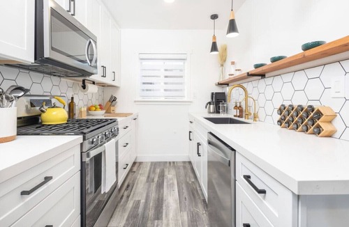 Grant Hill House | Charming 2BR Oasis w/Fire Pit & BBQ, Downtown SD