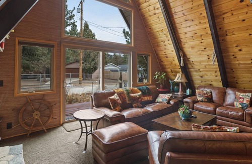 Woodlands Cabin | Charming 3 Bd Family CABIN with Hot Tub & Boat-Bar
