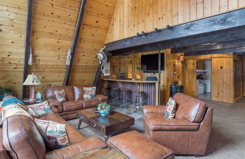 Woodlands Cabin | Charming 3 Bd Family CABIN with Hot Tub & Boat-Bar