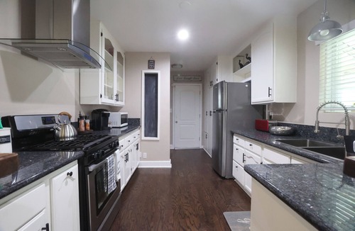 Los Angeles House | Charming 3-bd home in lovely LA near LAX, DTLA, SoFi, Intuit, Beaches, Dignity