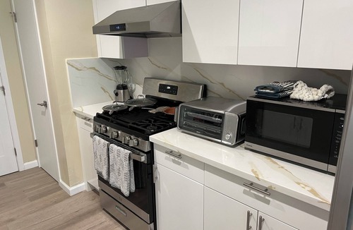 East Palo Alto House | Charming 3-Bedroom House & 2 Bathroom with WiFi, AC in Delightful East Palo Alto