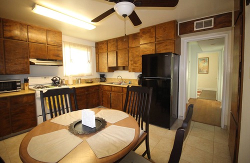 Lancaster House | Charming 3-bedroom house with WiFi, AC Near Downtown Lancaster