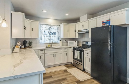Raisin House | Charming 3-bedroom house with wifi, AC and smart tvs in every room