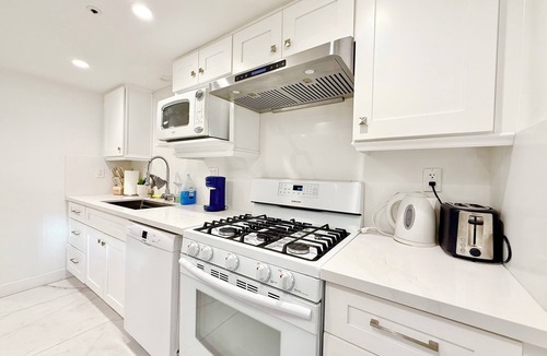 Monrovia House | Charming 3-bedroom townhome with WiFi and AC in welcoming Monrovia